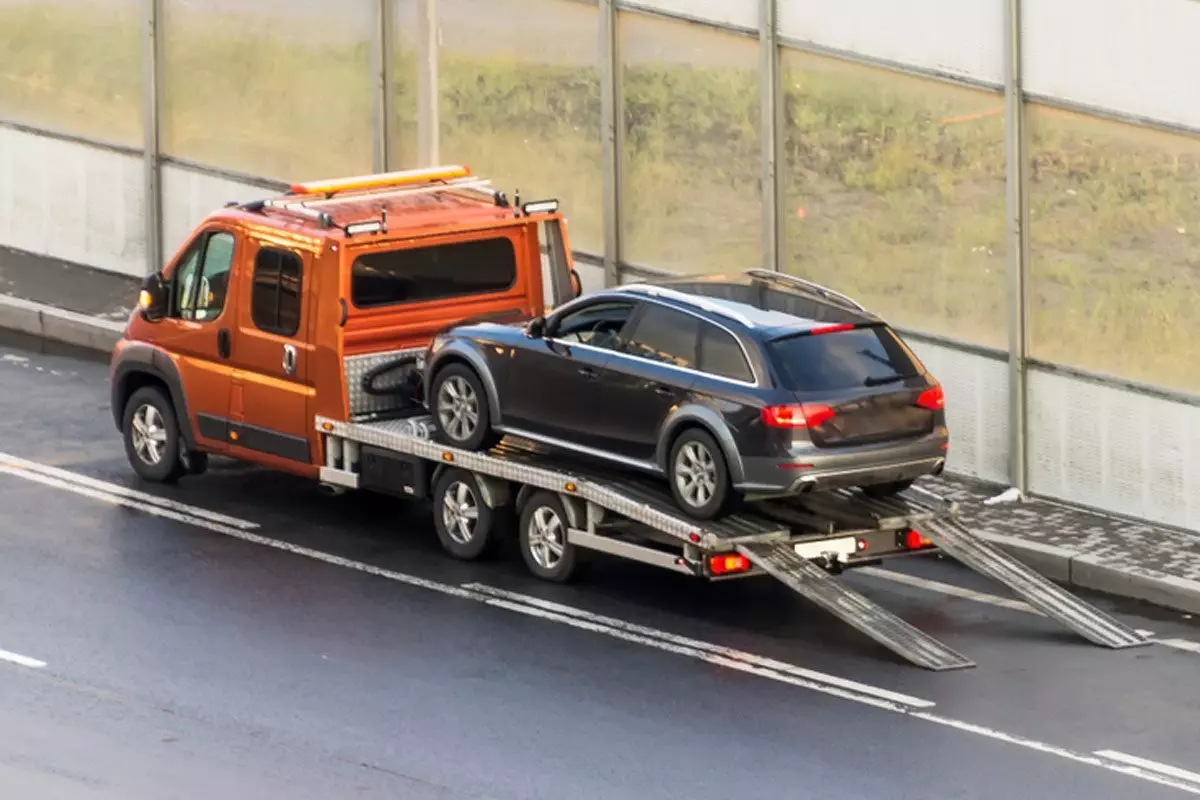 Read more about the article What Is A Tow Charge?