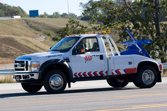 Read more about the article How Far Will AAA Towing Go In Florida?