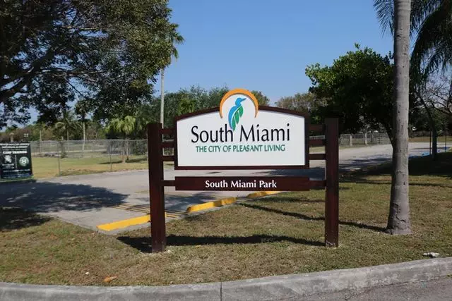 A sign at the entrance of South Miami Park with the text 