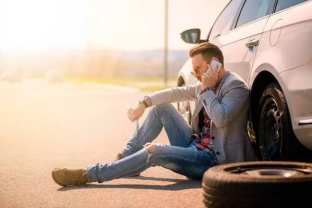 How Do You Stay Safe While Waiting For A Tow Truck?